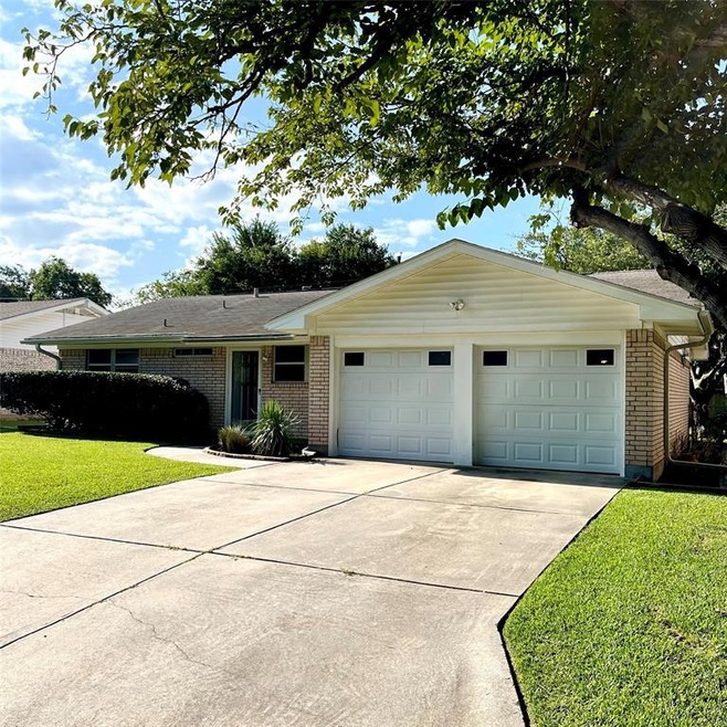 1302 Lynwood St, Gainesville, TX 76240 - photo 1