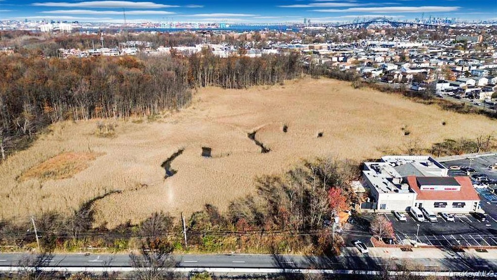 1105 Goethals Rd N, Staten Island, NY 10303 - photo 1