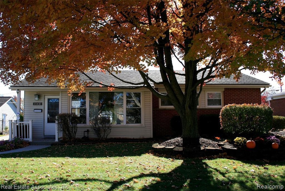 35435 W Chicago St, Livonia, MI 48150 - photo 1