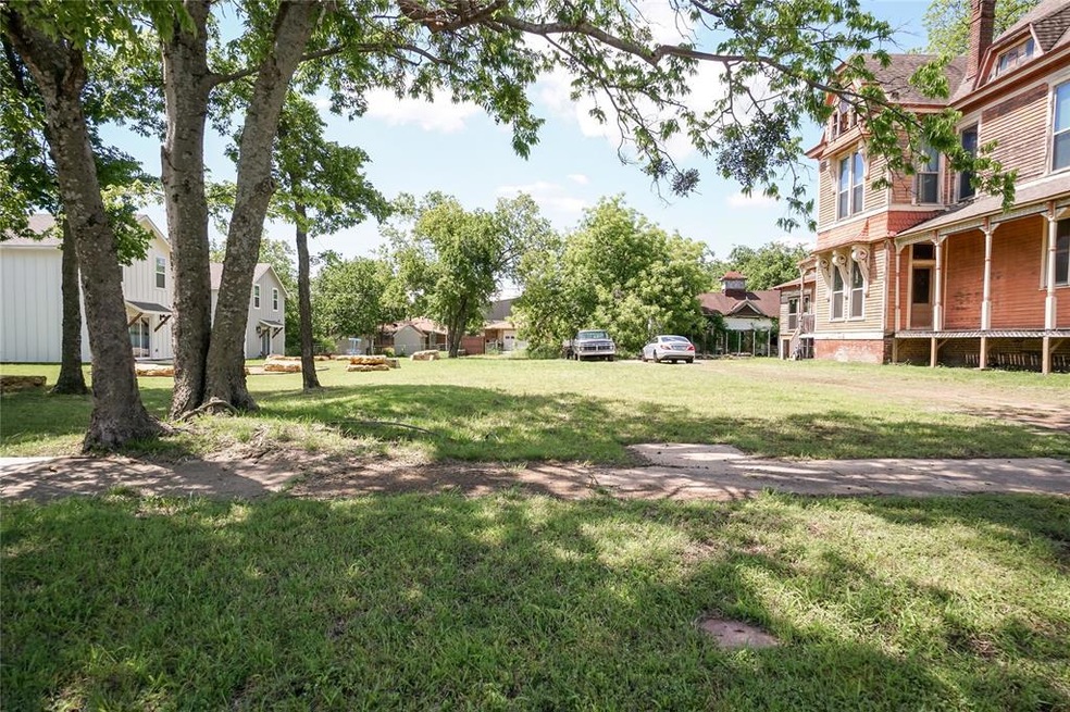 612 W Sears St, Denison, TX 75020 - photo 1