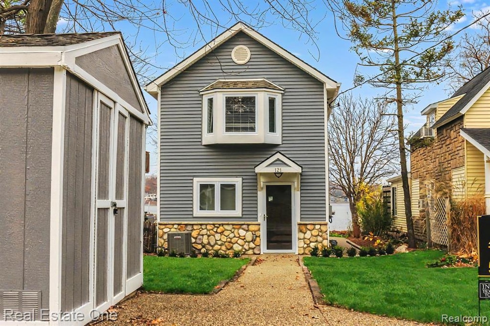 121 N North Shore Dr, Lake Orion, MI 48362 - photo 1