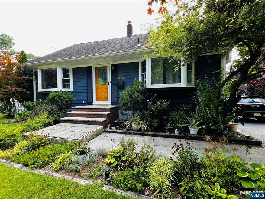 682 Grove St, Ridgewood, NJ 07450 - photo 1