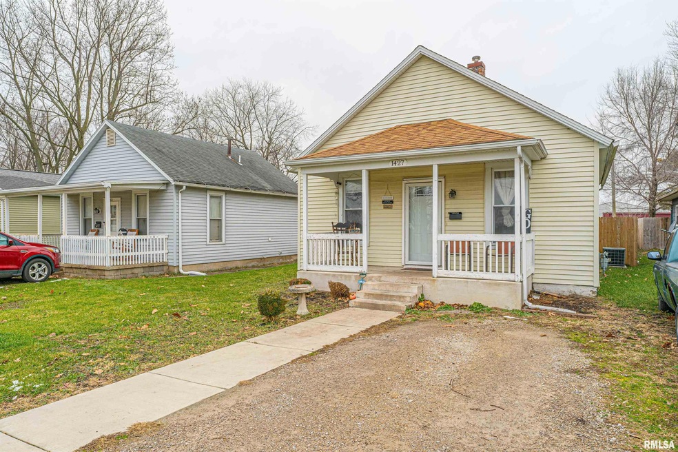 1427 N Mclean St, Lincoln, IL 62656 - photo 1