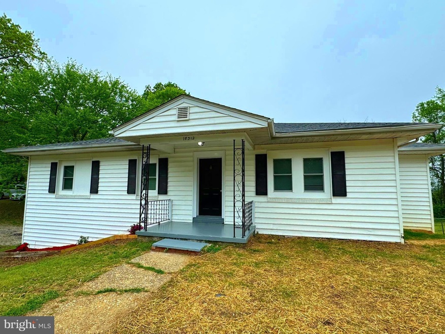 18312 Chestnut Dr, Triangle, VA 22172 - photo 1