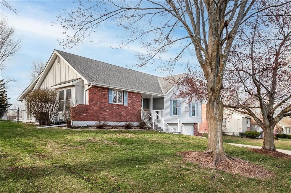 609 W Walnut St, Raymore, MO 64083 - photo 1