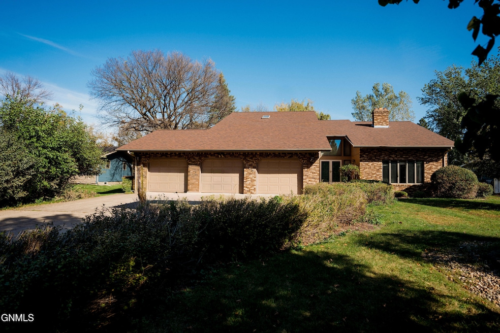 625 7th Ave SW, Jamestown, ND 58401 - photo 1