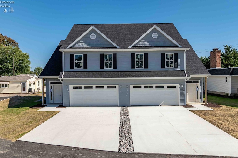 35 N Beach St, Port Clinton, OH 43452 - photo 1