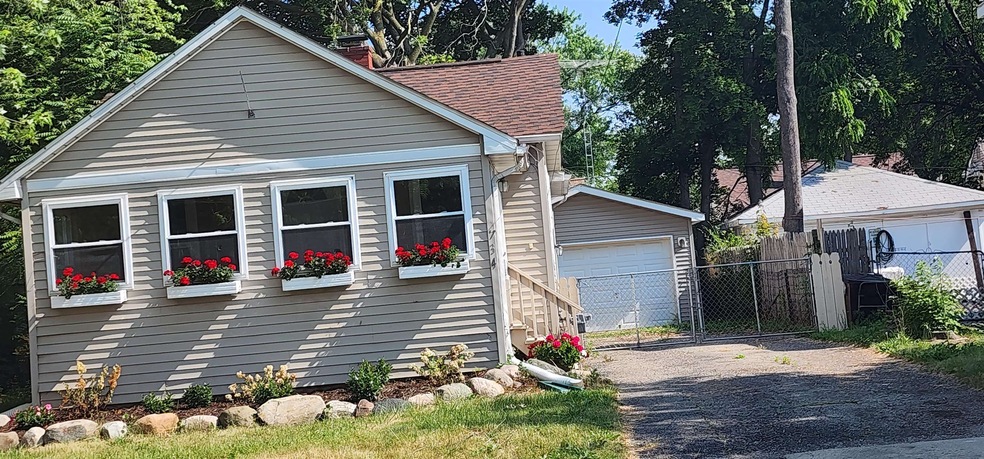 734 Ingleside Ave, Flint, MI 48507 - photo 1