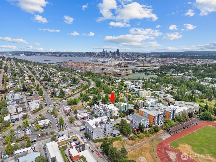 Prime West Seattle Location off the West Seattle Bridge - EZ Access to Trader Joe's, Whole Foods, Beaches, Golf Course, Alaska Junction, Water Taxi to  Downtown.