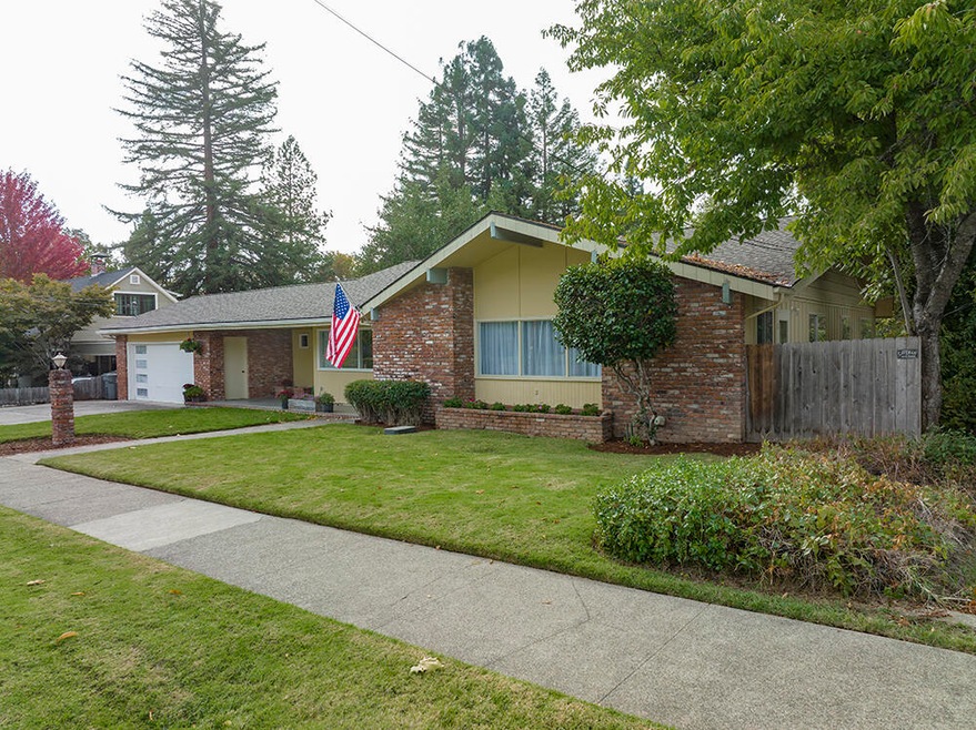 1244 NW Lawnridge Ave, Grants Pass, OR 97526 - photo 1