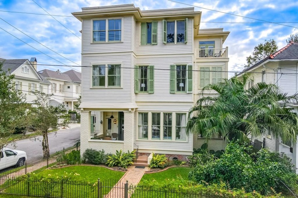 1 block from Audubon Park - perfect for single fam