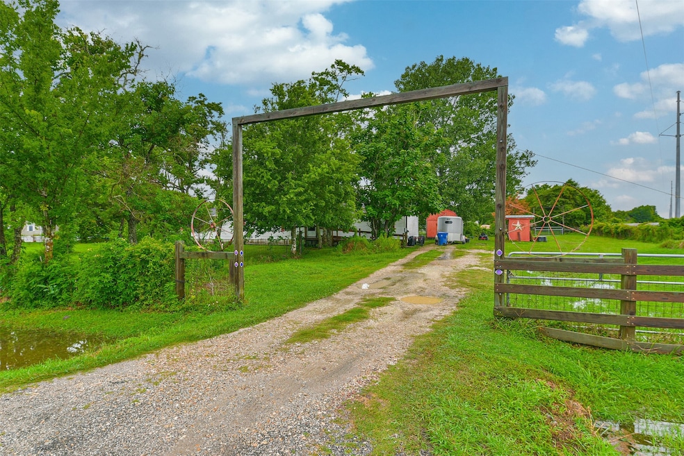 1611 Bunyard Rd, Alvin, TX 77511 - photo 1