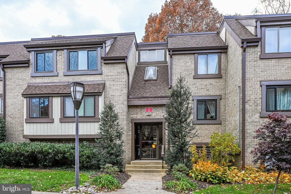 1666 Parkcrest Cir unit 300, Reston, VA 20190 - photo 1
