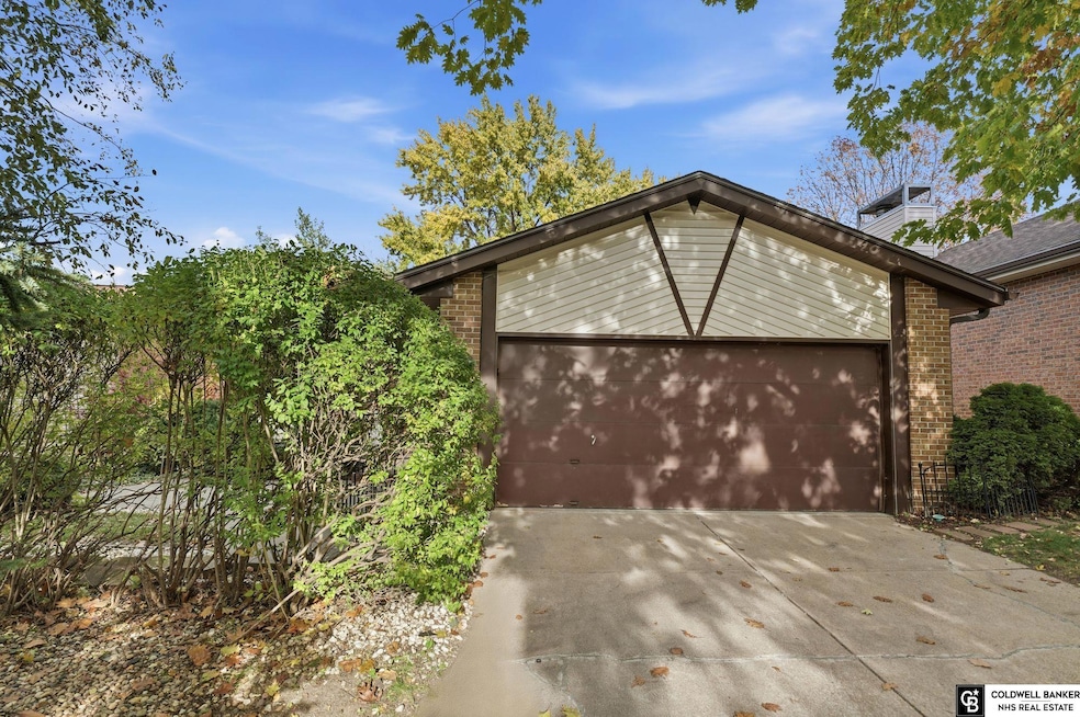 7106 Shamrock Rd, Lincoln, NE 68506 - photo 1