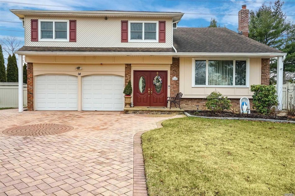 14 Sioux Dr, ComMacK, NY 11725 - photo 1