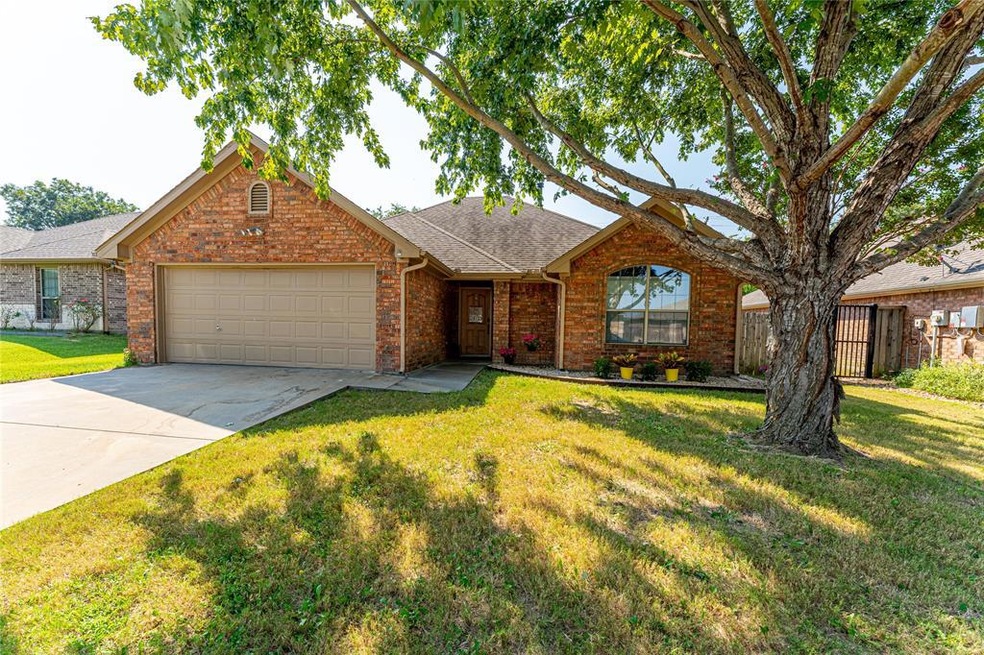 703 Oakmont Dr, Ennis, TX 75119 - photo 1