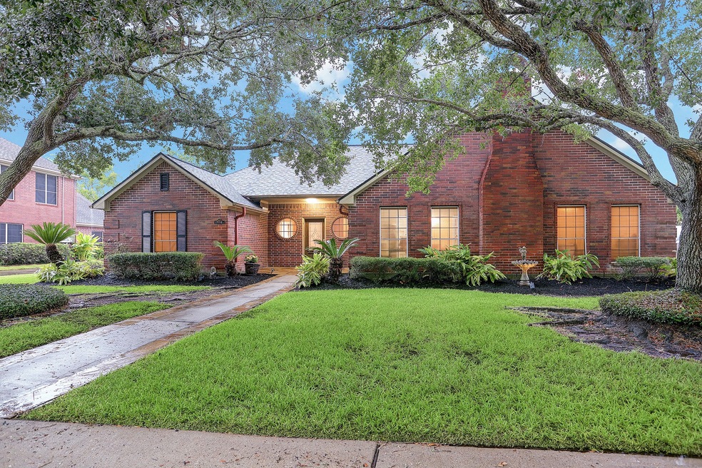 2304 San Augustine Ln, Friendswood, TX 77546 - photo 1