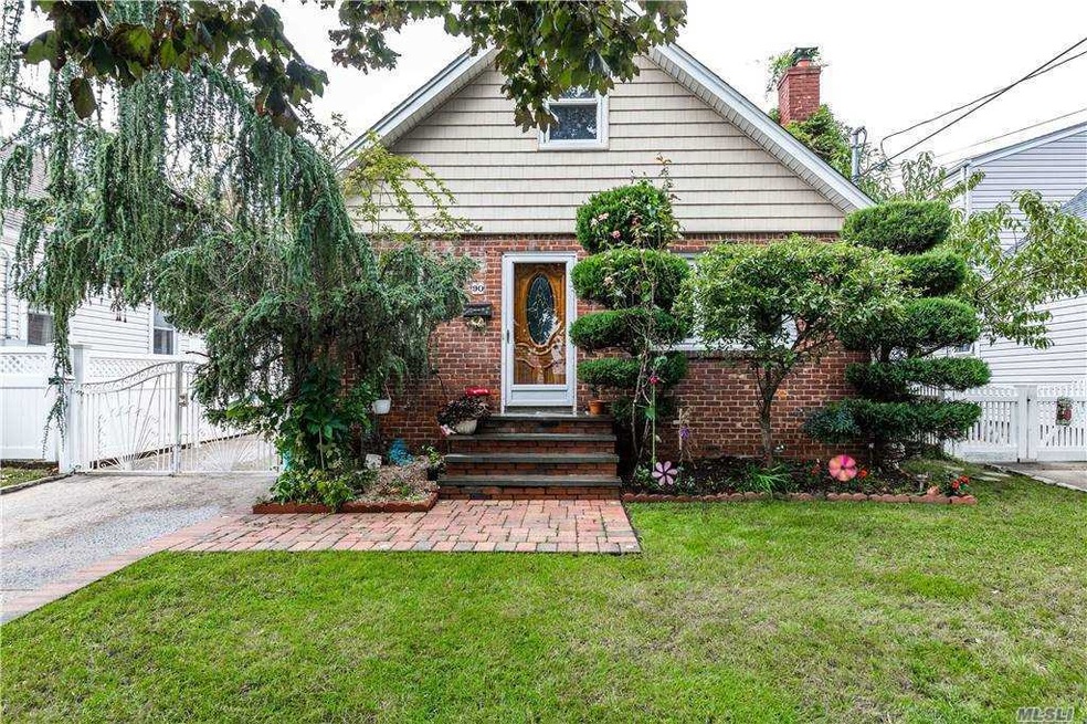 90 Albertson Place, Mineola, NY 11501 - photo 1