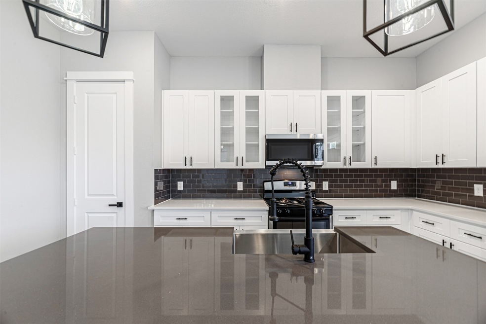 8442 Berry Green Ln, Houston, TX 77022 - photo 1