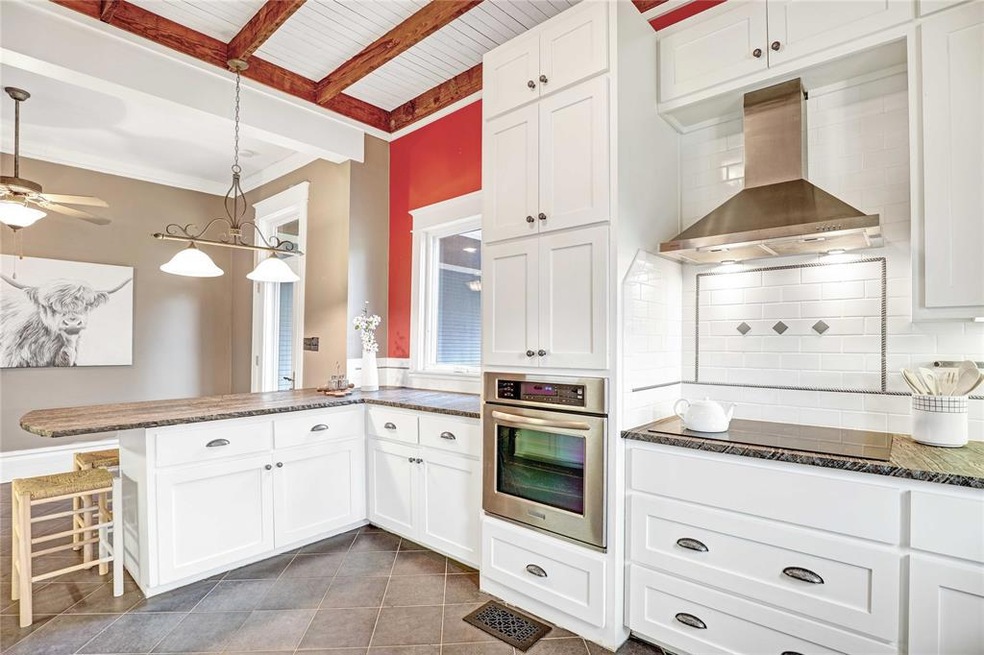 Nicely done newer kitchen with custom cabinets, st