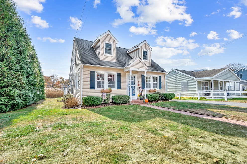 27 Beach Ave, Niantic, CT 06357 - photo 1