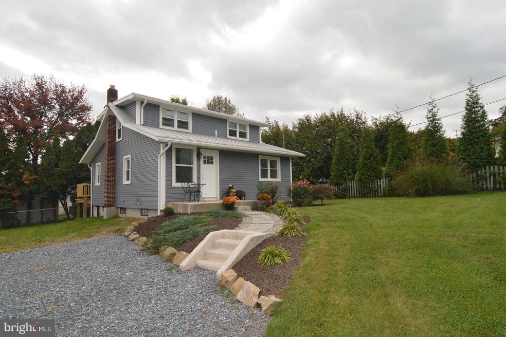 422 Nichols St, Leesport, PA 19533 - photo 1