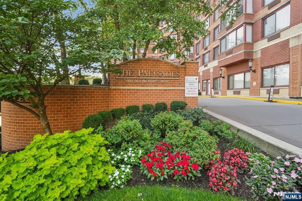 Palisades unit L7, Fort Lee, NJ 07024 - photo 1