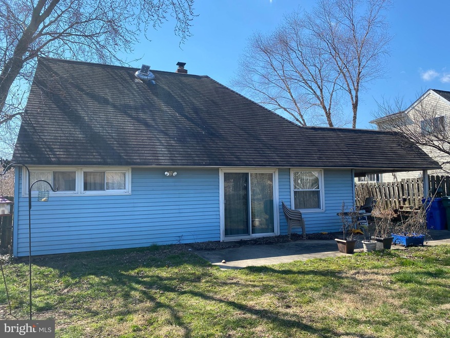 22 Robin Hill Ln, Levittown, PA 19055 - photo 1