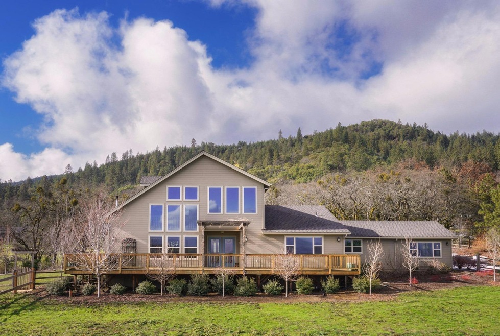 3910 Jonathan Way, Central Point, OR 97502 - photo 1