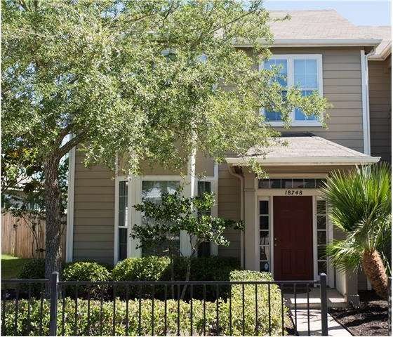 Great curb appeal to this neat & tidy townhouse.  