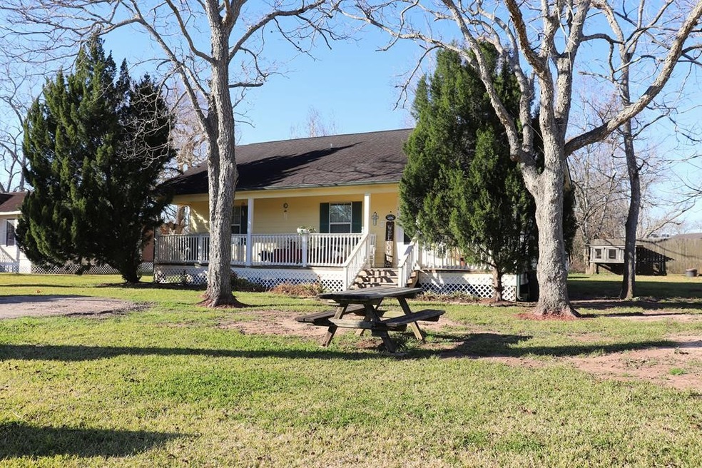 115 Tanner, Brazoria, TX 77422 - photo 1