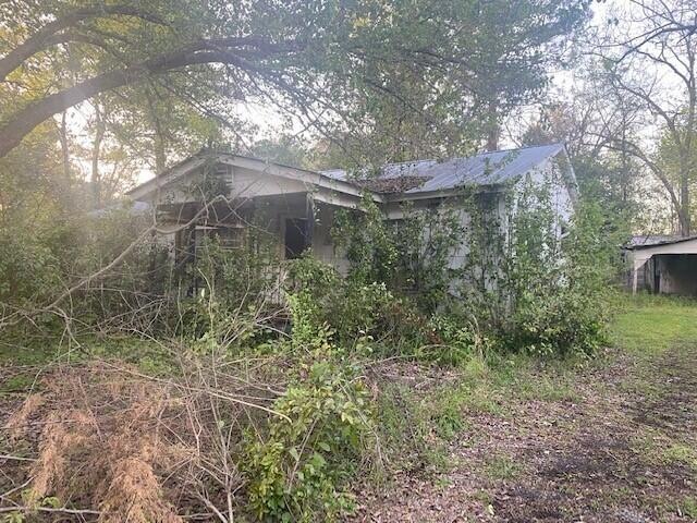 front 599 Twin Oaks Rd