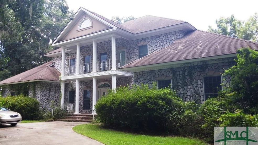Front right showing circular driveway