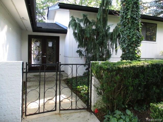 Luxury condo on cul-de-sac