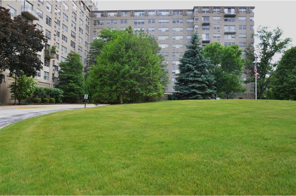 Radnor House unit 124, Bryn Mawr, PA 19010 - photo 1