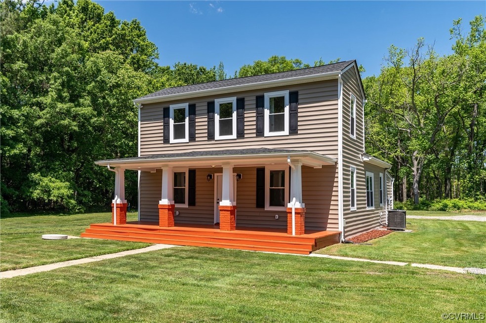 View of front facade featuring a front lawn