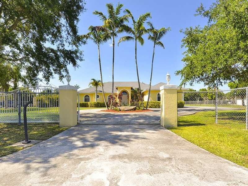 15921 SW 254th St, Homestead, FL 33031 - photo 1