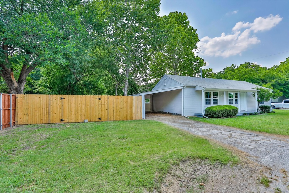 701 S Howeth St, Gainesville, TX 76240 - photo 1