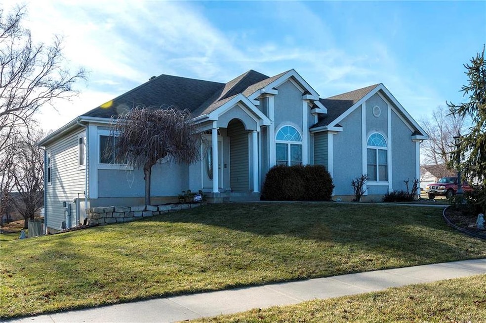 811 Highview Ct, Lansing, KS 66043 - photo 1