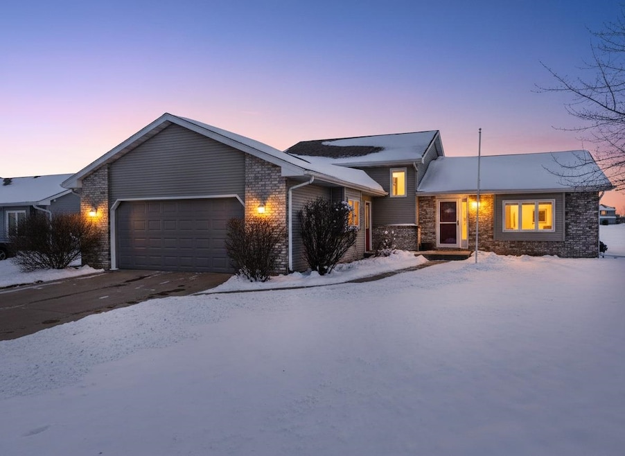 3200 Huckleberry Ln, Appleton, WI 54915 - photo 1