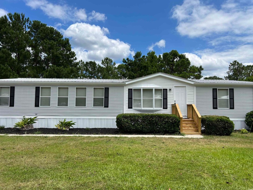 Manufactured / mobile home featuring a front lawn