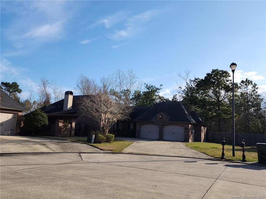 900 Middlebrook Cir, Lake Charles, LA 70605 - photo 1