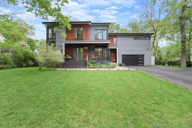 657 Winnepoge Dr, Fairfield, CT 06825 - photo 1