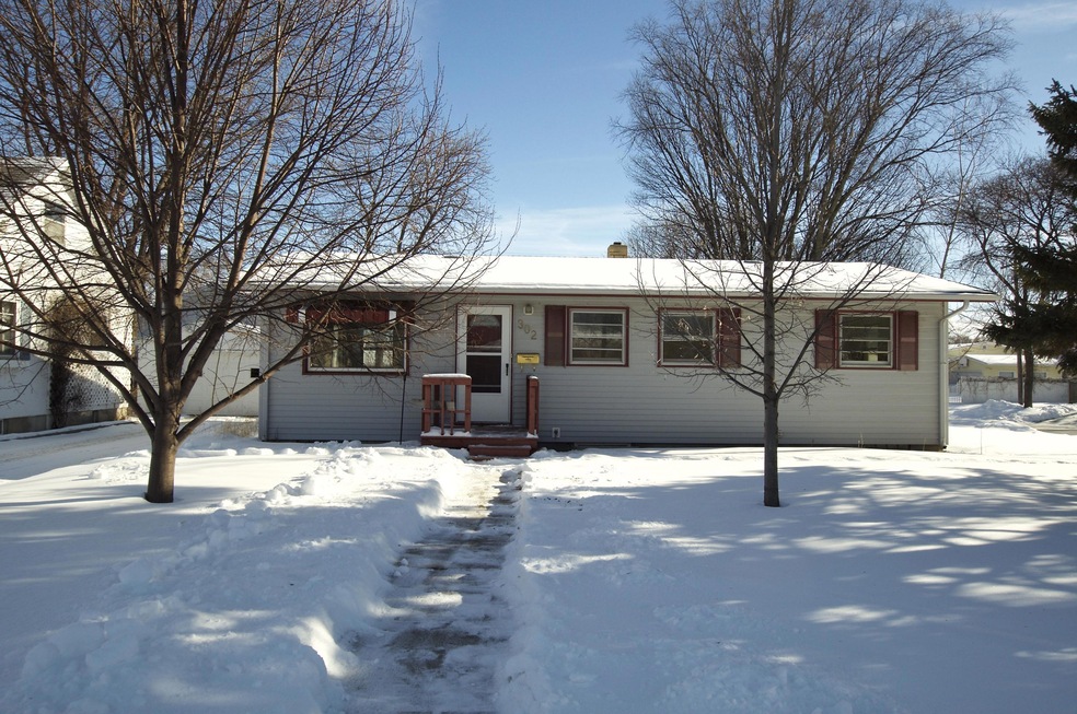 302 13th Ave NE, Jamestown, ND 58401 - photo 1