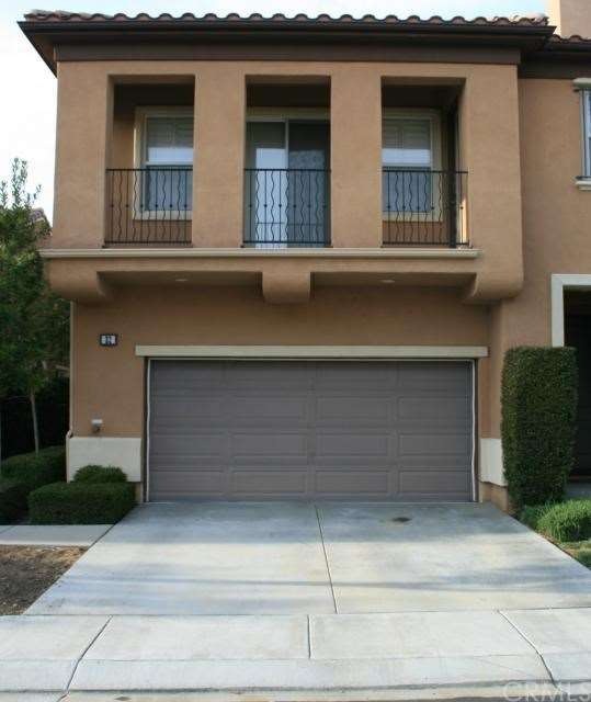 Front of House with 2 car garage and driveway park