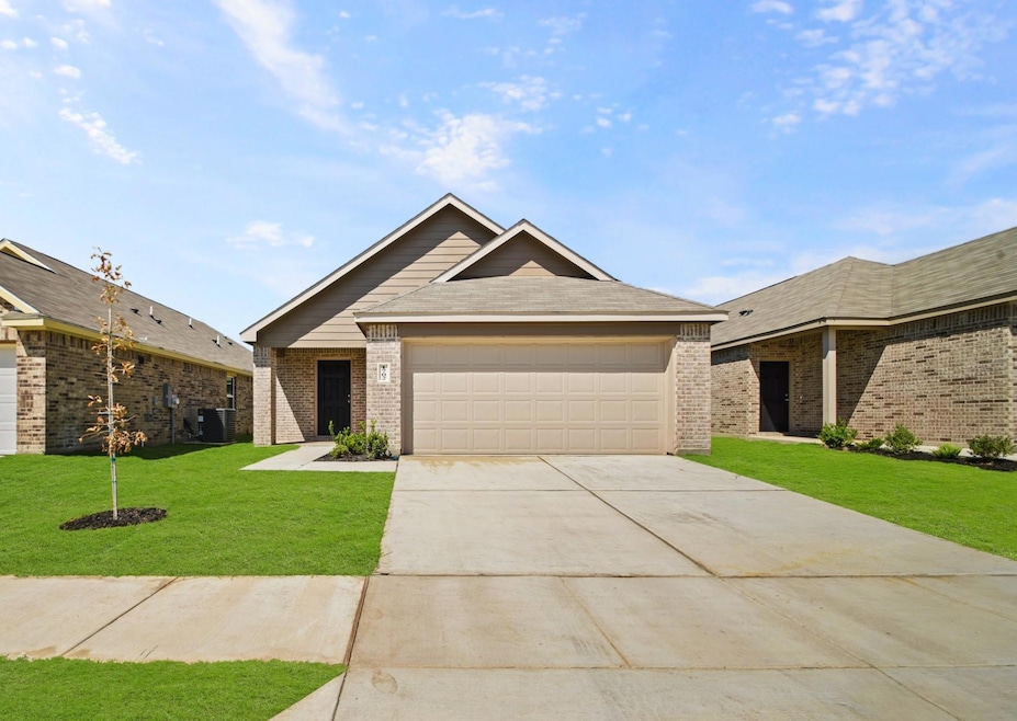 1702 Luke St, Ennis, TX 75119 - photo 1