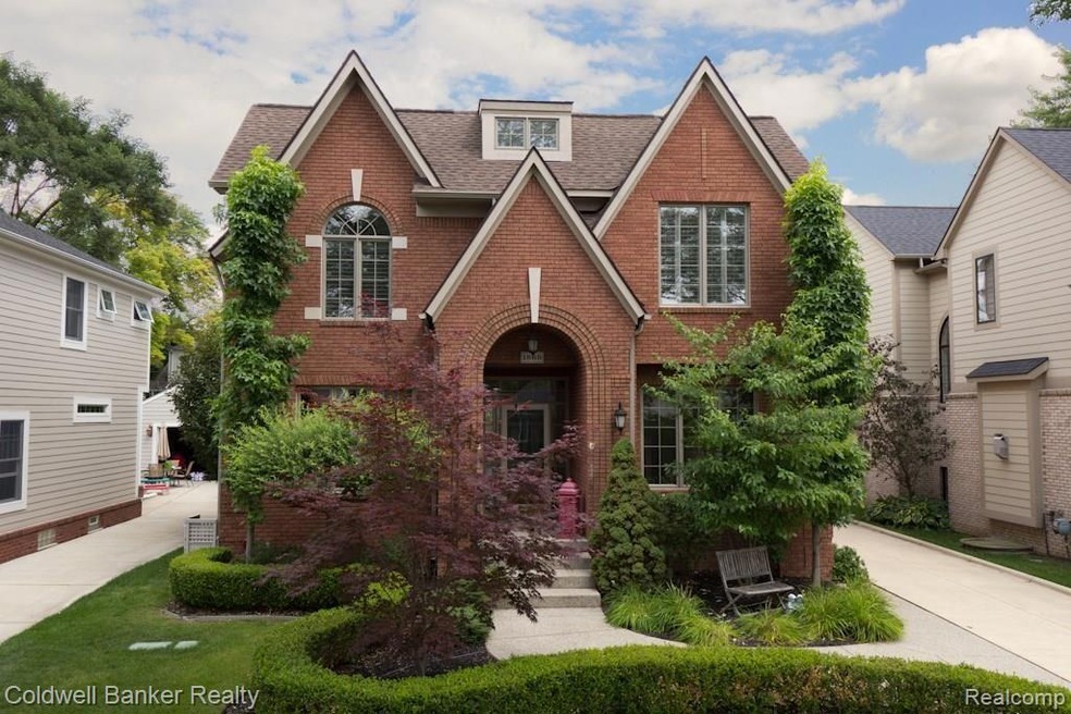 Fabulous construction w/ outstanding attention to 