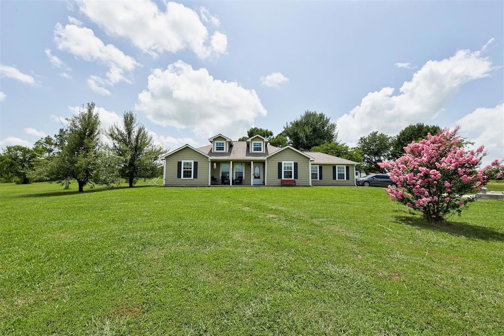 View of front facade with a front yard