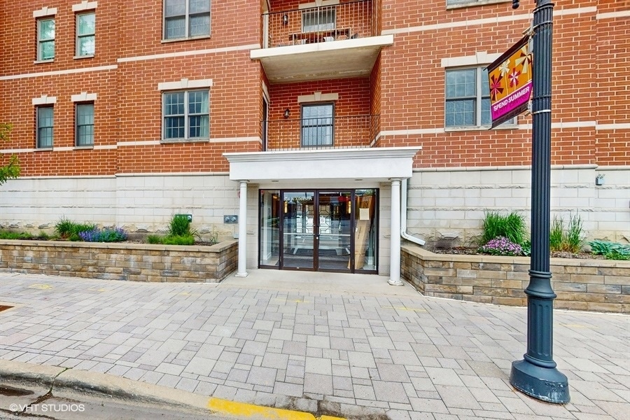 Market Square unit 202, Elmhurst, IL 60126 - photo 1