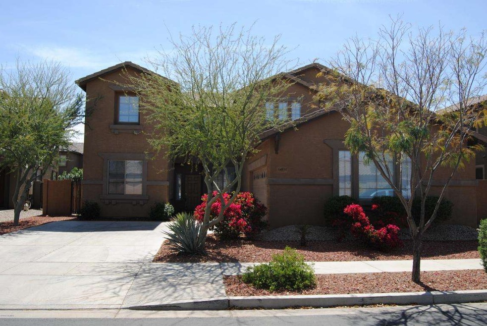 Gorgeous Curb Appeal!